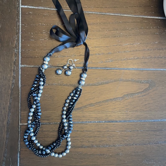 Gray pearl necklace and earrings - Picture 4 of 6